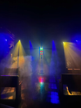 Kunstinstallation „Spektrum“ von Charlotte Wielage – ein originales Jugendstil-Kirchenfenster, überarbeitet mit farbigem Klebeband, gezeigt bei der IEM Köln 2023 im Set „Cathedral of Counter-Strike“