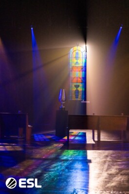 Kunstinstallation „Spektrum“ von Charlotte Wielage – ein originales Jugendstil-Kirchenfenster, mit farbigem Klebeband, gezeigt bei der IEM Köln 2023 im Set „Cathedral of Counter-Strike“