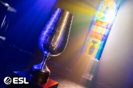 Kunstinstallation „Spektrum“ von Charlotte Wielage – ein originales Jugendstil-Kirchenfenster, mit farbigem Klebeband, gezeigt bei der IEM Köln 2023 im Set „Cathedral of Counter-Strike“