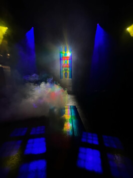 Kunstinstallation „Spektrum“ von Charlotte Wielage – ein originales Jugendstil-Kirchenfenster, überarbeitet mit farbigem Klebeband, gezeigt bei der IEM Köln 2023 im Set „Cathedral of Counter-Strike“