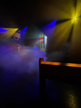 Kunstinstallation „Spektrum“ von Charlotte Wielage – ein originales Jugendstil-Kirchenfenster, überarbeitet mit farbigem Klebeband, gezeigt bei der IEM Köln 2023 im Set „Cathedral of Counter-Strike“