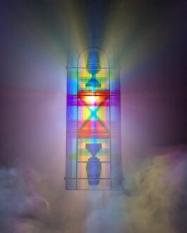 Kunstinstallation „Spektrum“ von Charlotte Wielage – ein originales Jugendstil-Kirchenfenster, überarbeitet mit farbigem Klebeband, gezeigt bei der IEM Köln 2023 im Set „Cathedral of Counter-Strike“