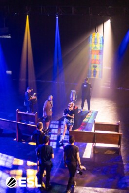 Aufbau von Spektrum im Set der „Cathedral of Counter-Strike“ – Vorbereitung für das offizielle ESL-Stars-Fotoshooting, IEM Köln 2023